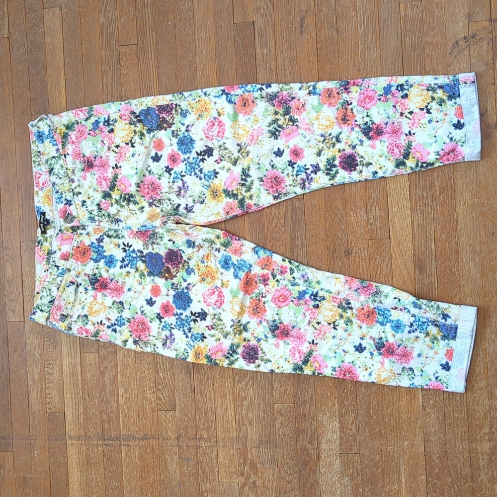 LIKE NEW | Dear John | Women's White Floral Cropped Jeans - Size 29